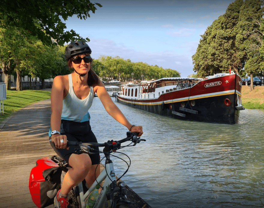 canal du midi à vélo arrivée au phare des Onglous