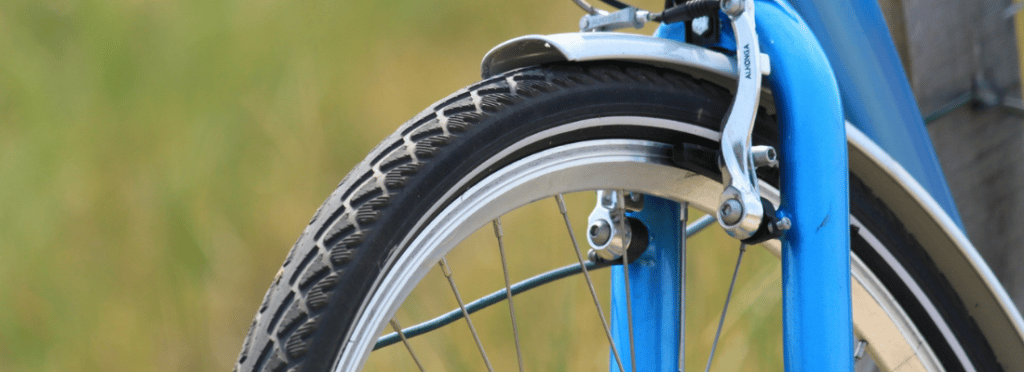 Faire du vélo sous la pluie : l'équipement essentiel