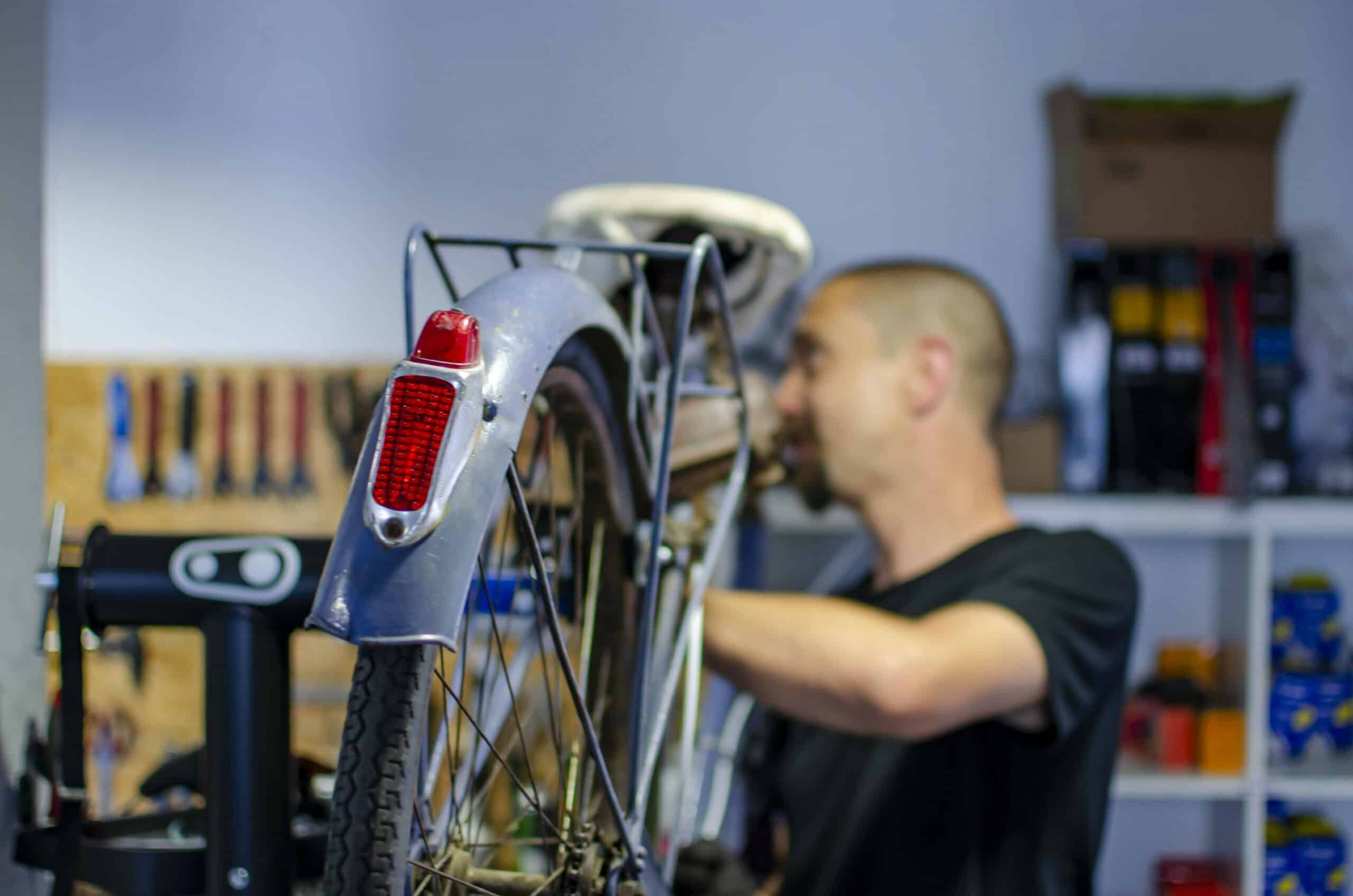 réparation de vélos à l'atelier Le Petit Cyclo