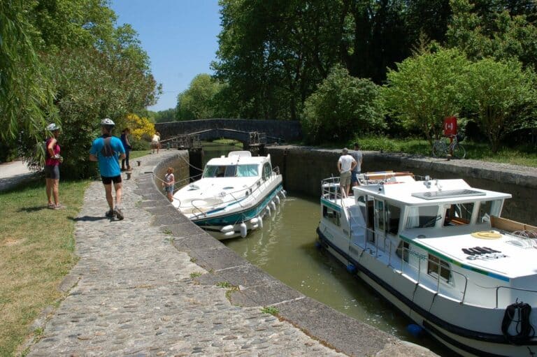 Ecluse canal du midi à vélo