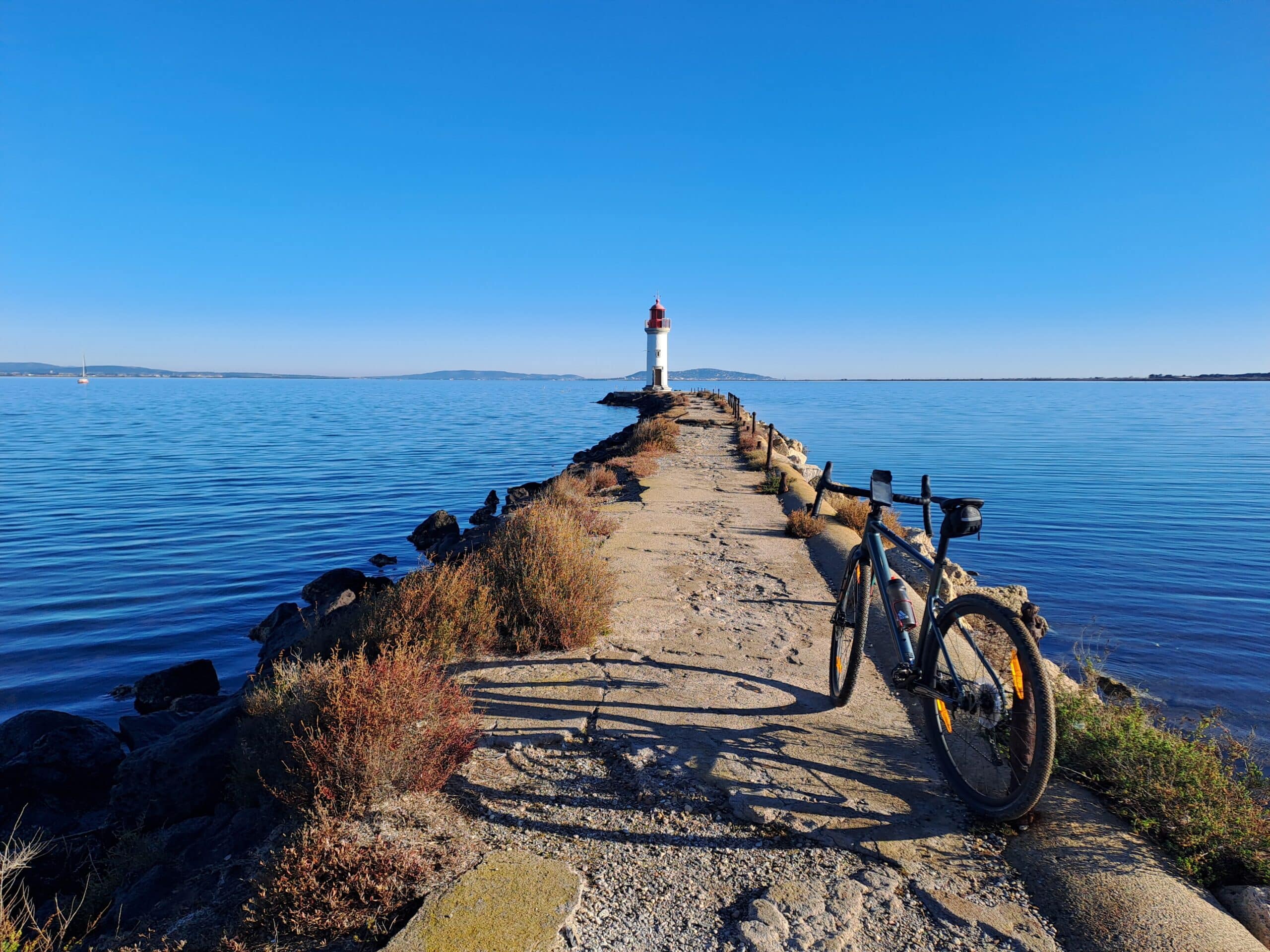 canal du midi à vélo arrivée au phare des Onglous